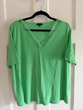 🍋‍🟩Talbots Plus bright green v-neck tee with lace trim. Size 2X.